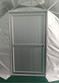 Single safety glass/aluminium entrance door is lockable.